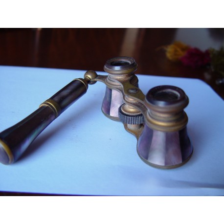 Anteojos antiguos de nacar.