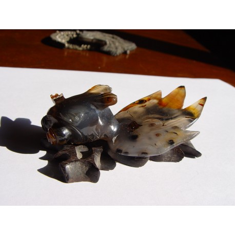 Figura con forma de animal seguramente de jade sobre base de madera.