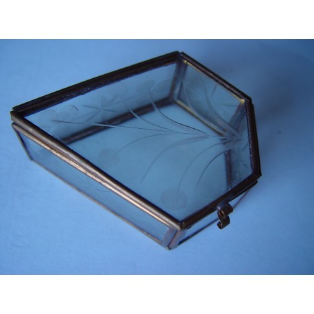 Cajita de cristal grabada.