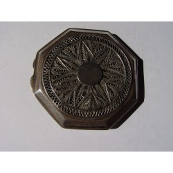 Polvera antigua de dos tapas de plata con filigrana muy delicada.