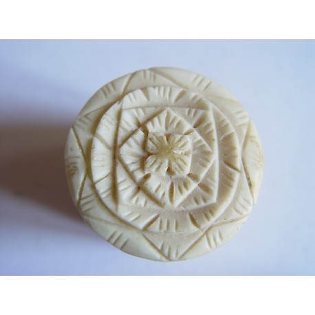 Cajita de marfil con tapadera.