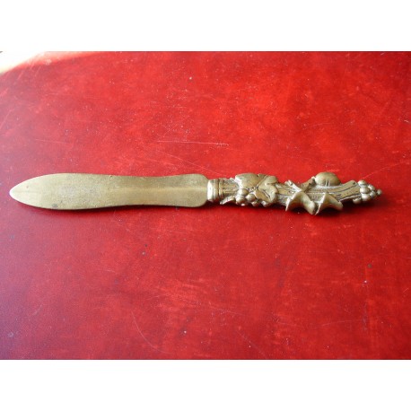 Abrecartas antiguo de bronce.