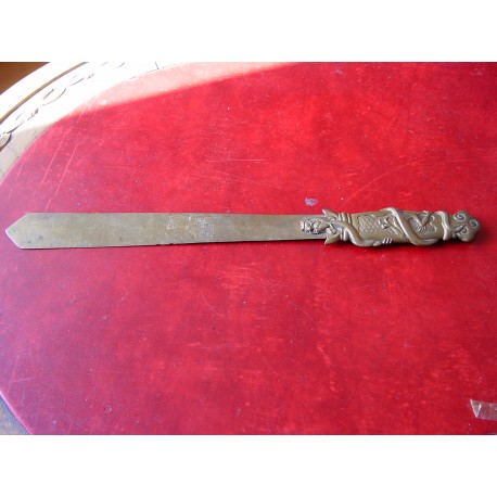 Abrecartas antiguo de bronce.