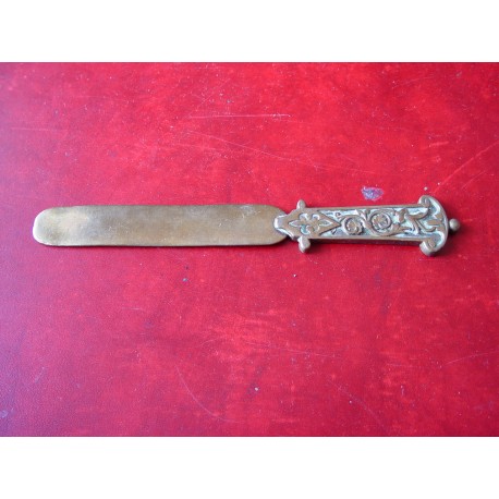 Abrecartas antiguo de bronce.