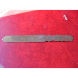 Abrecartas antiguo de bronce.