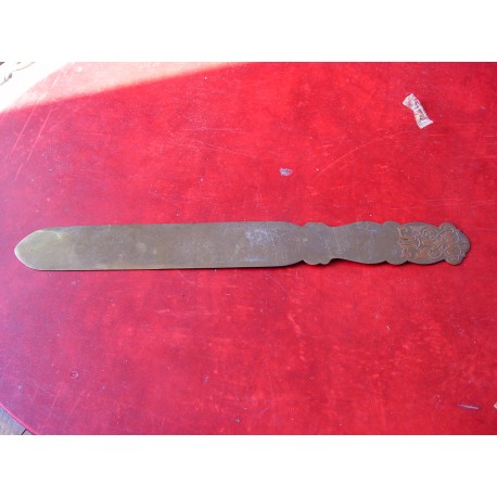 Abrecartas antiguo de bronce.