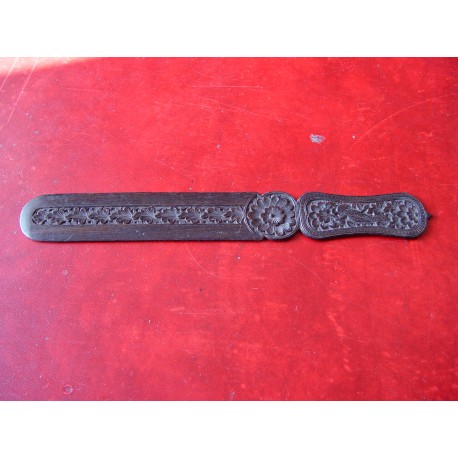 Abrecartas antiguo ignoro el tipo de madera bellamente trabajado por ambos lados.