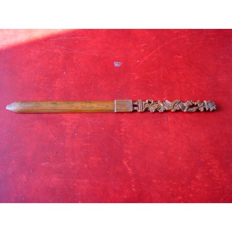 Abrecartas antiguo oriental de madera.