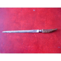 Abrecartas antiguo con mango forma de garra.