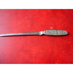 Abrecartas antiguo, metro y contiene una navajita.