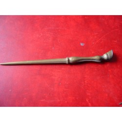 Abrecartas antiguo de bronce con mango de forma de pata de caballo