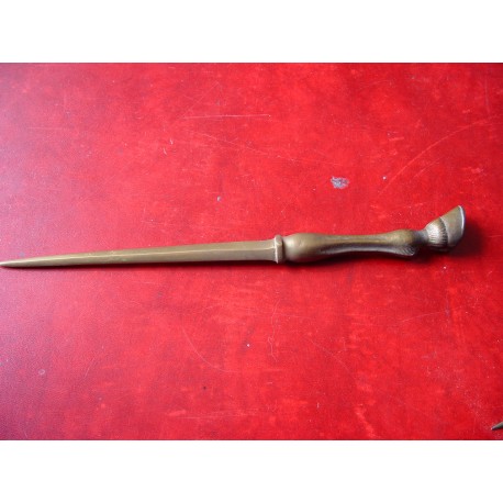 Abrecartas antiguo de bronce con mango de forma de pata de caballo