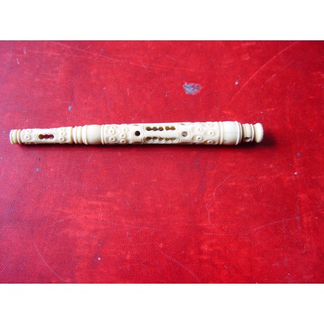 Pluma de marfil antigua perfectamente conservada.