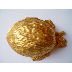 Nuez de metal dorado de 17cms. de longitud