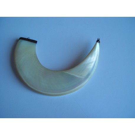 Colgante de nácar con dos enganches en los extremos.